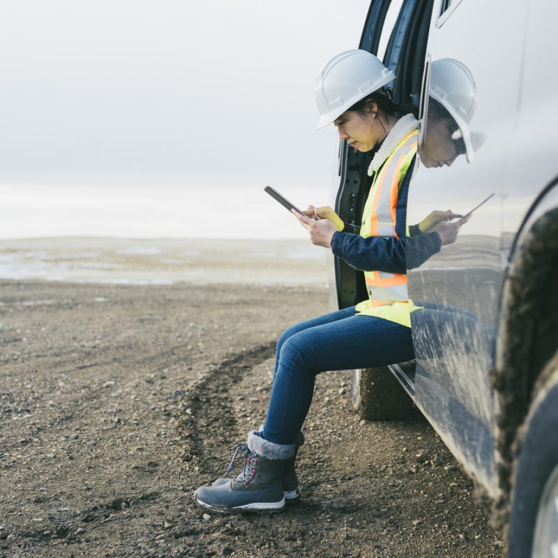 oil-worker-using-tablet