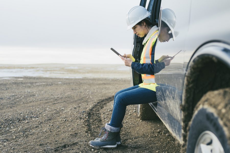 oil-worker-using-tablet